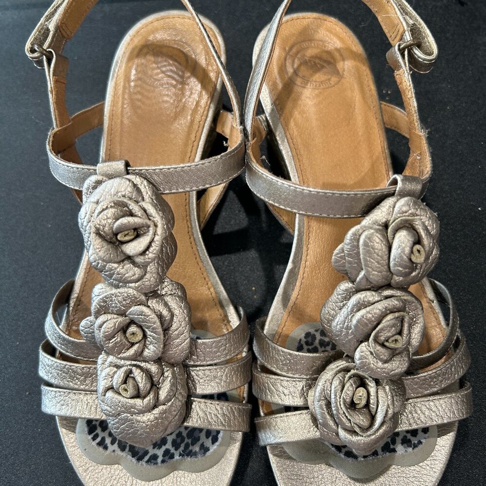 Nurture Gold Roses Sandals Size 7.5